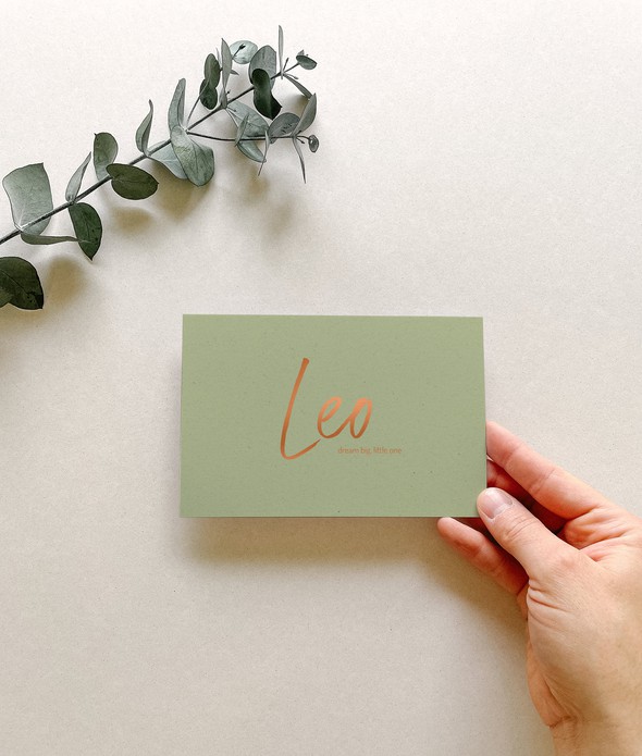 Geboortekaartje blinkende folie minimalistisch • A6 postkaart • LEO